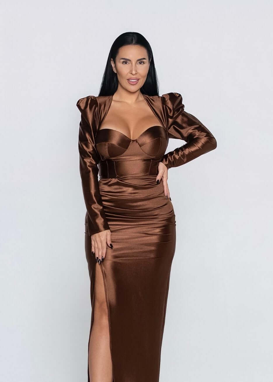 Alt Tag: Rochie LUNEVA midi din lycra premium dens, maro, croială mulată cu slit lateral și look spectaculos pentru evenimente speciale