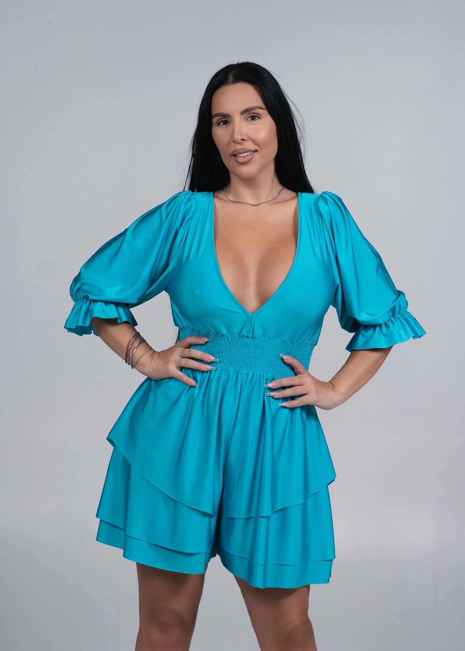 Salopeta de vara AZURE DREAM, decolteu adanc in V, maneci bufante si talie cu elastic smock, model albastru turcoaz