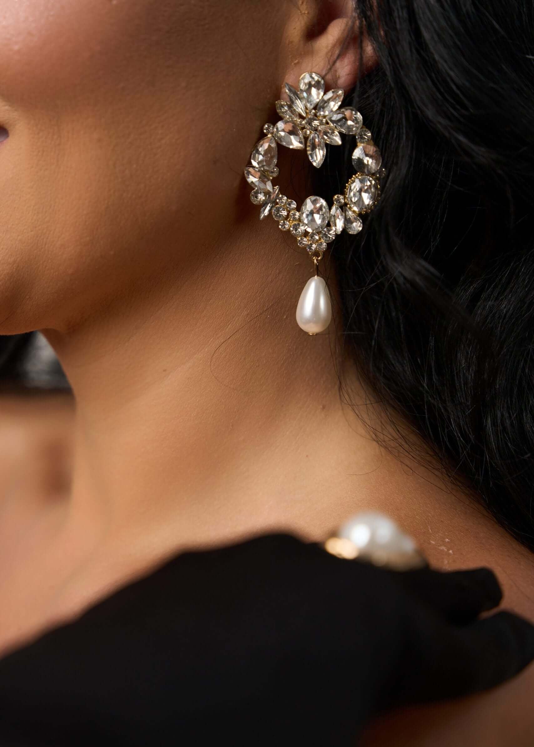 Cercei Bianca cu cristale argintii și perlă - Sia House Sia House pentru femei elegante Main image