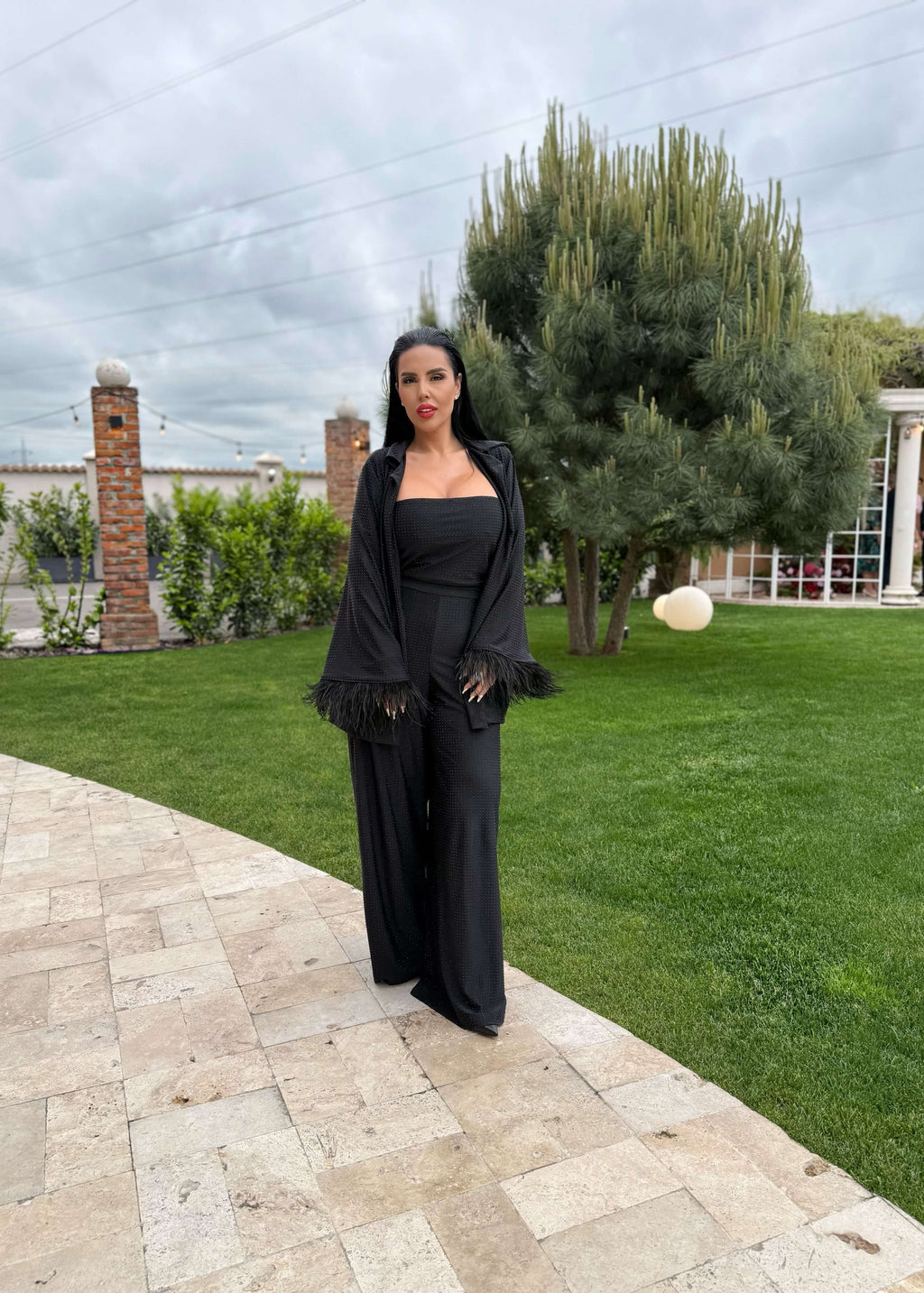 Compleu Bling Miray negru elegant, set 3 piese lycra cu cristale, bustieră, pantaloni evazați și mantou, model în aer liber