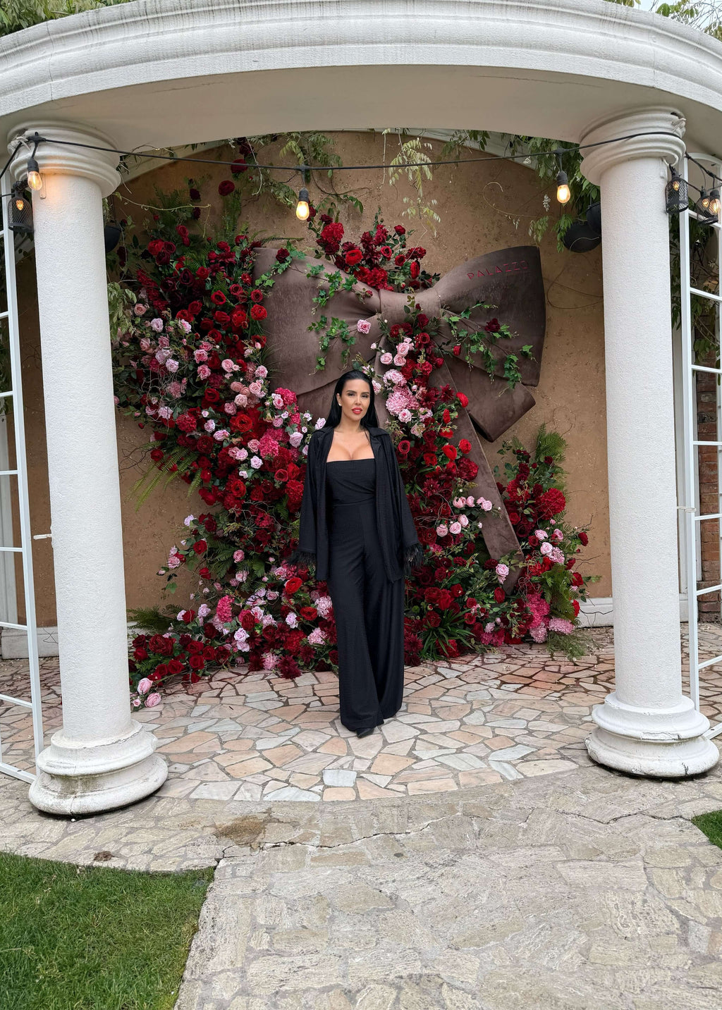 Compleu Bling Miray elegant, set 3 piese lycra cu cristale, bustieră și pantaloni evazați negri la eveniment cu arcadă florală