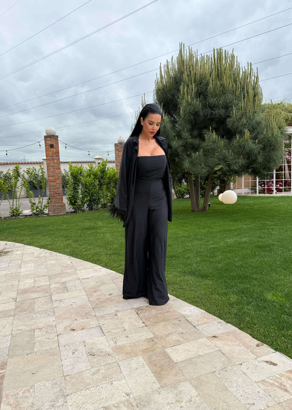 Compleu Bling Miray set 3 piese lycra cu cristale, bustieră și pantaloni evazați negri eleganți, model în grădină