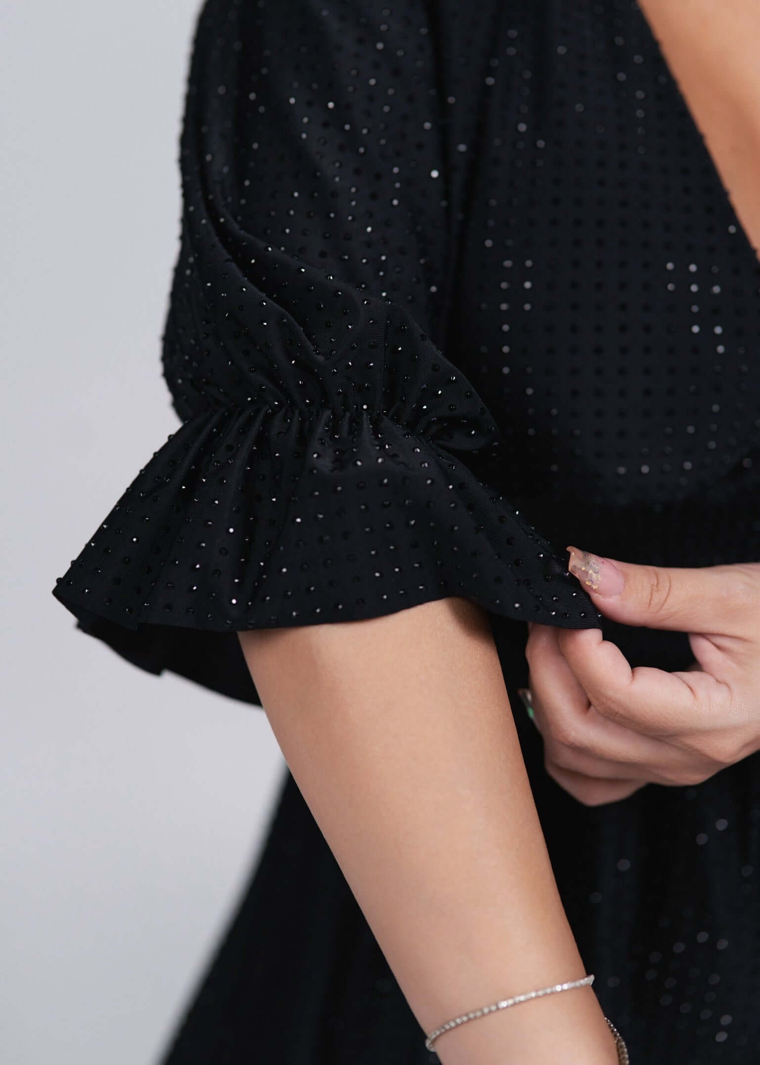 Salopeta Crystal Glow din lycra cu cristale, detaliu manecă bufantă și volan, rochie mini elegantă pentru ocazii speciale