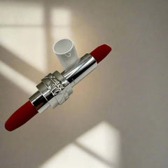 Ruj Dior Rouge Dior cu design elegant și finisaj roșu intens, luminat în cadru artistic.