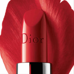 Dior Rouge Dior ruj roșu intens cu fundal petală, design elegant și logo Dior vizibil.