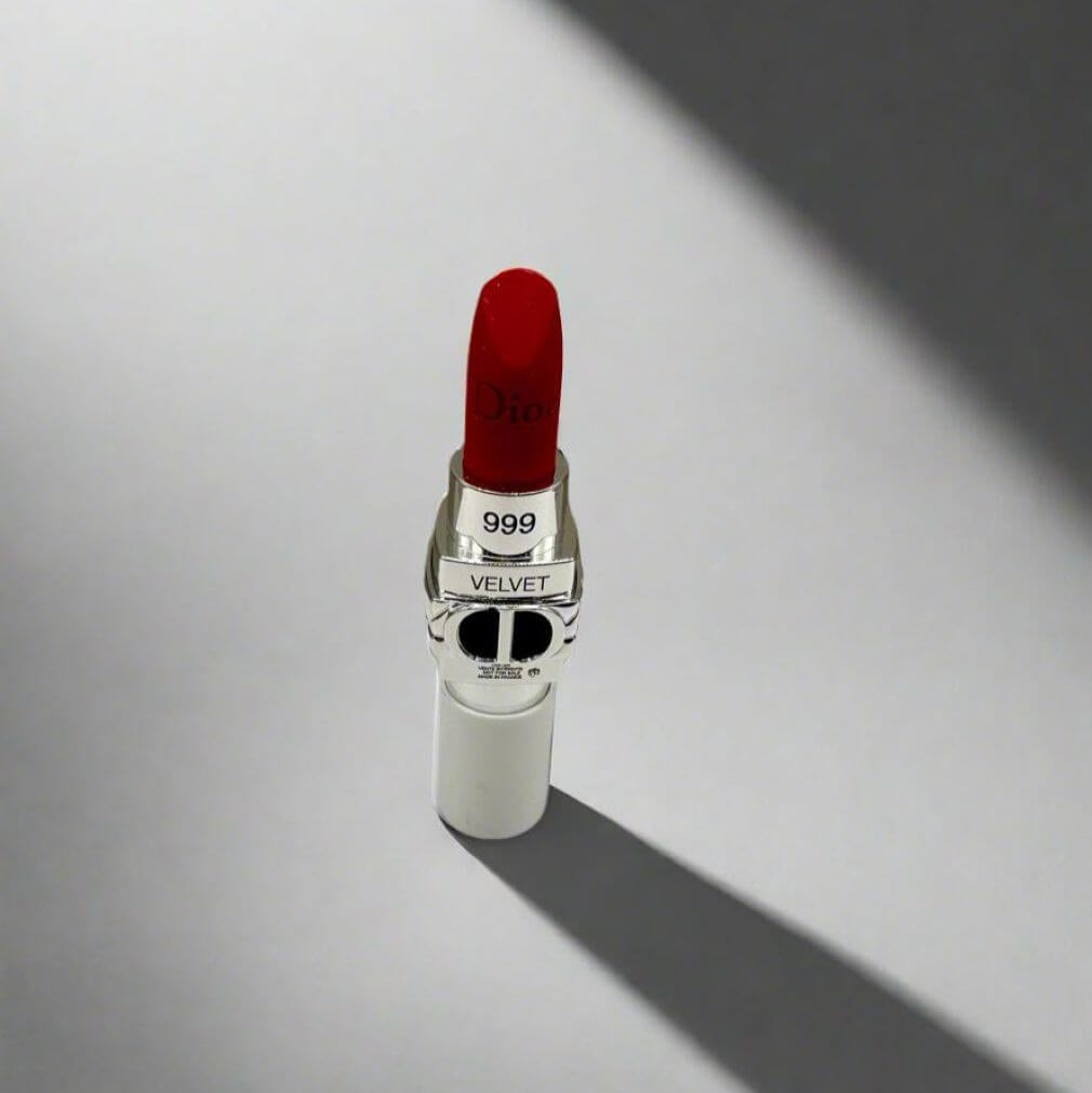 Ruj Dior Rouge Dior roșu într-un design elegant, cu umbră distinctă, fundal minimalist.