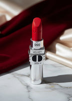 Ruj Iconic Dior Rouge Dior roșu intens, nuanța 999 Velvet, ruj de lux pe fond de mătase burgundy și crem