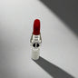 Ruj Dior Rouge Dior roșu într-un design elegant, cu umbră distinctă, fundal minimalist.