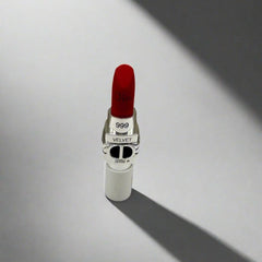 Ruj Dior Rouge Dior roșu într-un design elegant, cu umbră distinctă, fundal minimalist.