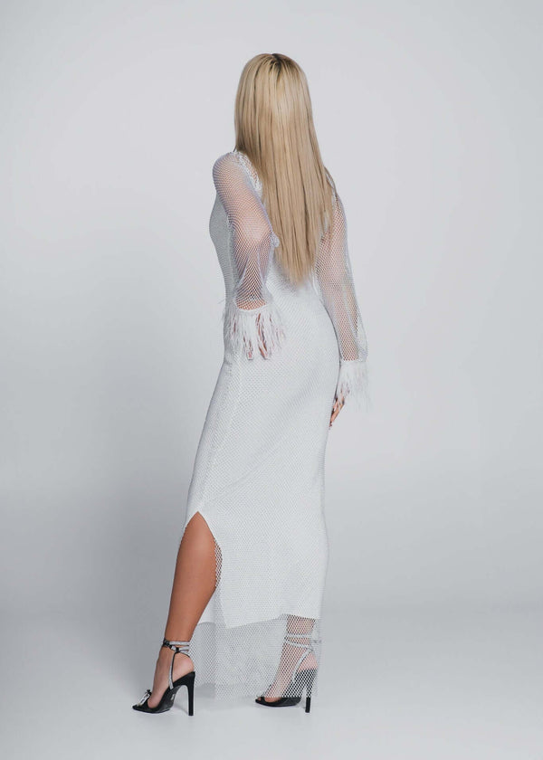 Rochie Bling DIVA, Rochie lungă albă cu plasă, cristale și pene, vedere din spate, despicatură pe picior, pantofi cu toc