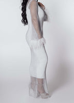 Rochie Bling DIVA lungă, plasă cu cristale și pene, rochie dublă albă, purtată pe model văzut din lateral