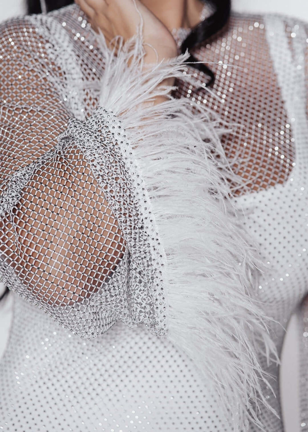 Rochie Bling DIVA din plasă cu cristale și pene albe, rochie dublă elegantă pentru evenimente de seară