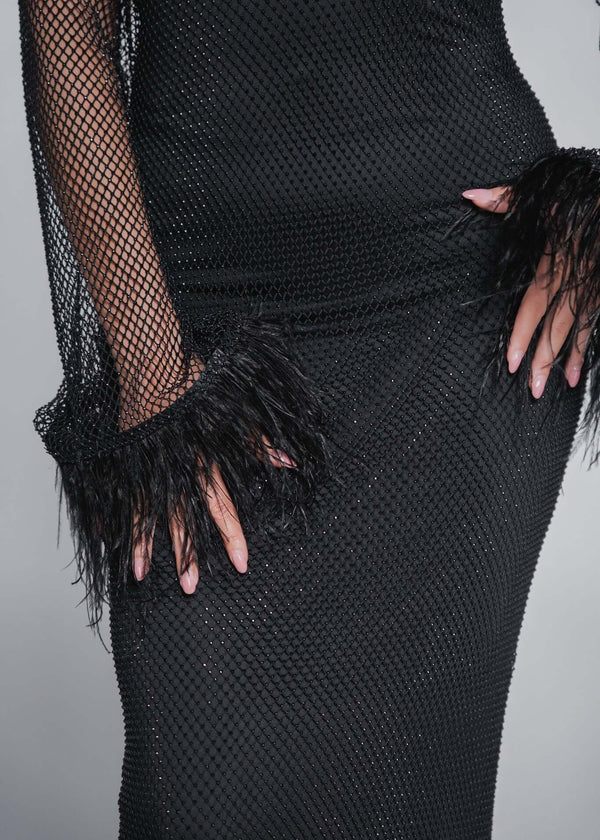 Rochie Bling DIVA neagră, plasă cu cristale și manșete cu pene, detaliu elegant pe talie și mâneci