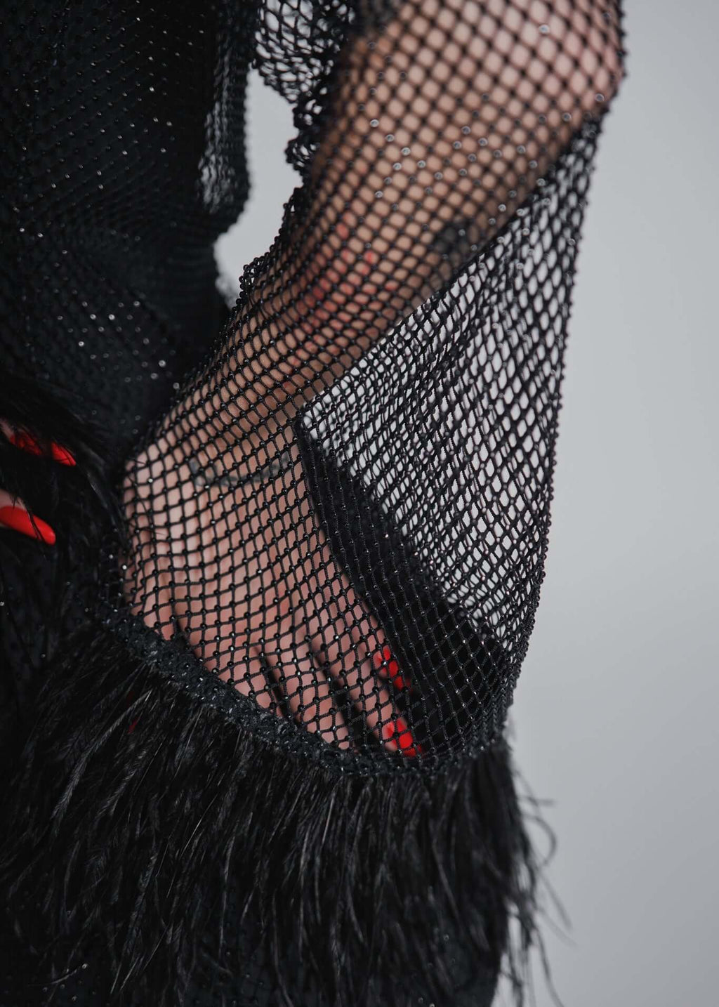 Rochie Bling Diva scurtă, detaliu mânecă din plasă cu pietre și pene, outfit de seară elegant