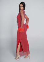 Rochie Bling DIVA roșie lungă, plasă cu cristale și manșete cu pene, croi mulat cu despicătură laterală elegantă