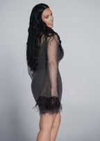 Rochie Bling Diva scurta cu plasă cu pietre și pene, Rochie de seară mini neagră pe model, vedere lateral-spate