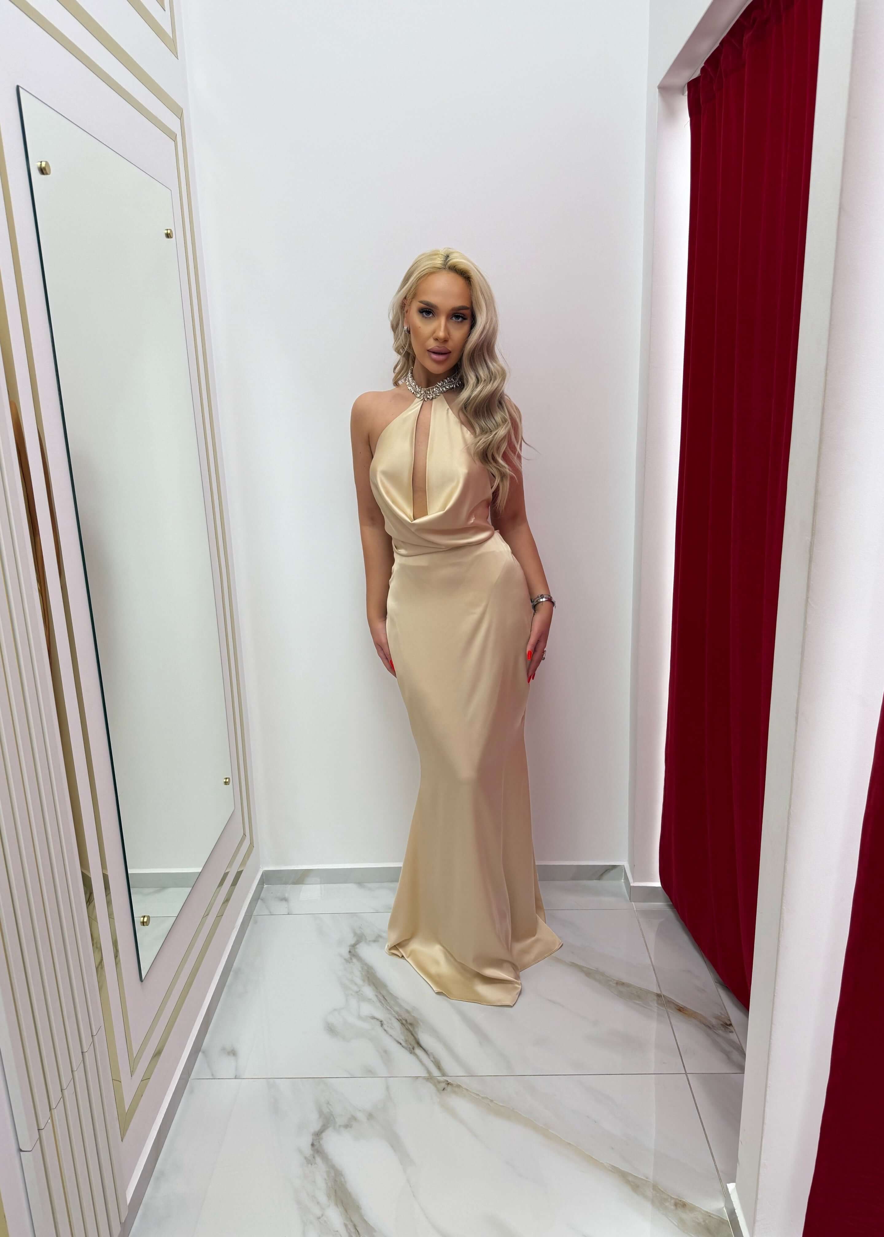 Rochie Bling Enchant din satin de mătase elastic cu guler bijuterie decorat cu cristale, rochie lungă elegantă bej