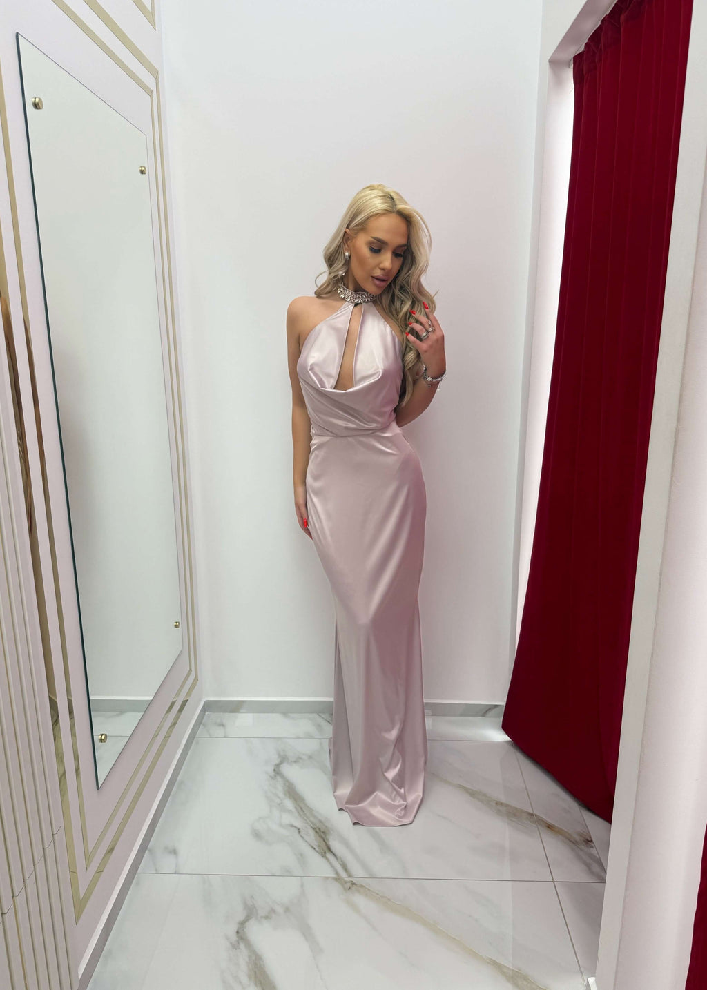 Rochie Bling Enchant din satin de mătase elastic, lungă, roz pal, cu guler bijuterie decorat cu cristale, purtată într-o cabină