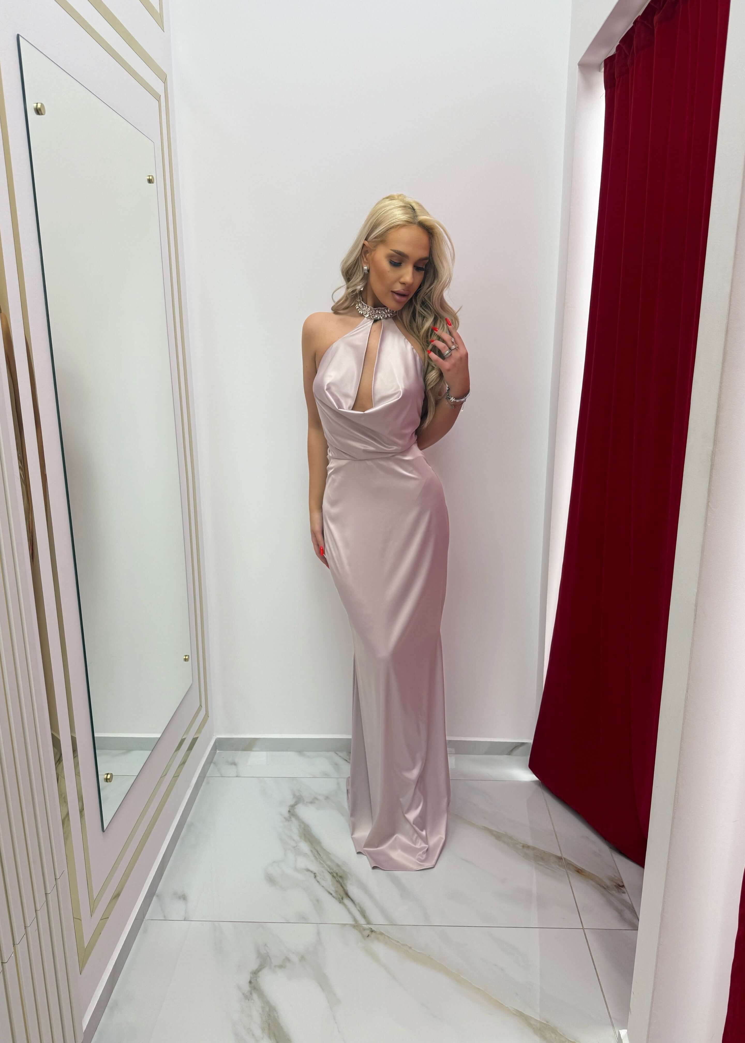 Rochie Bling Enchant din satin de mătase elastic, lungă, roz pal, cu guler bijuterie decorat cu cristale, purtată într-o cabină
