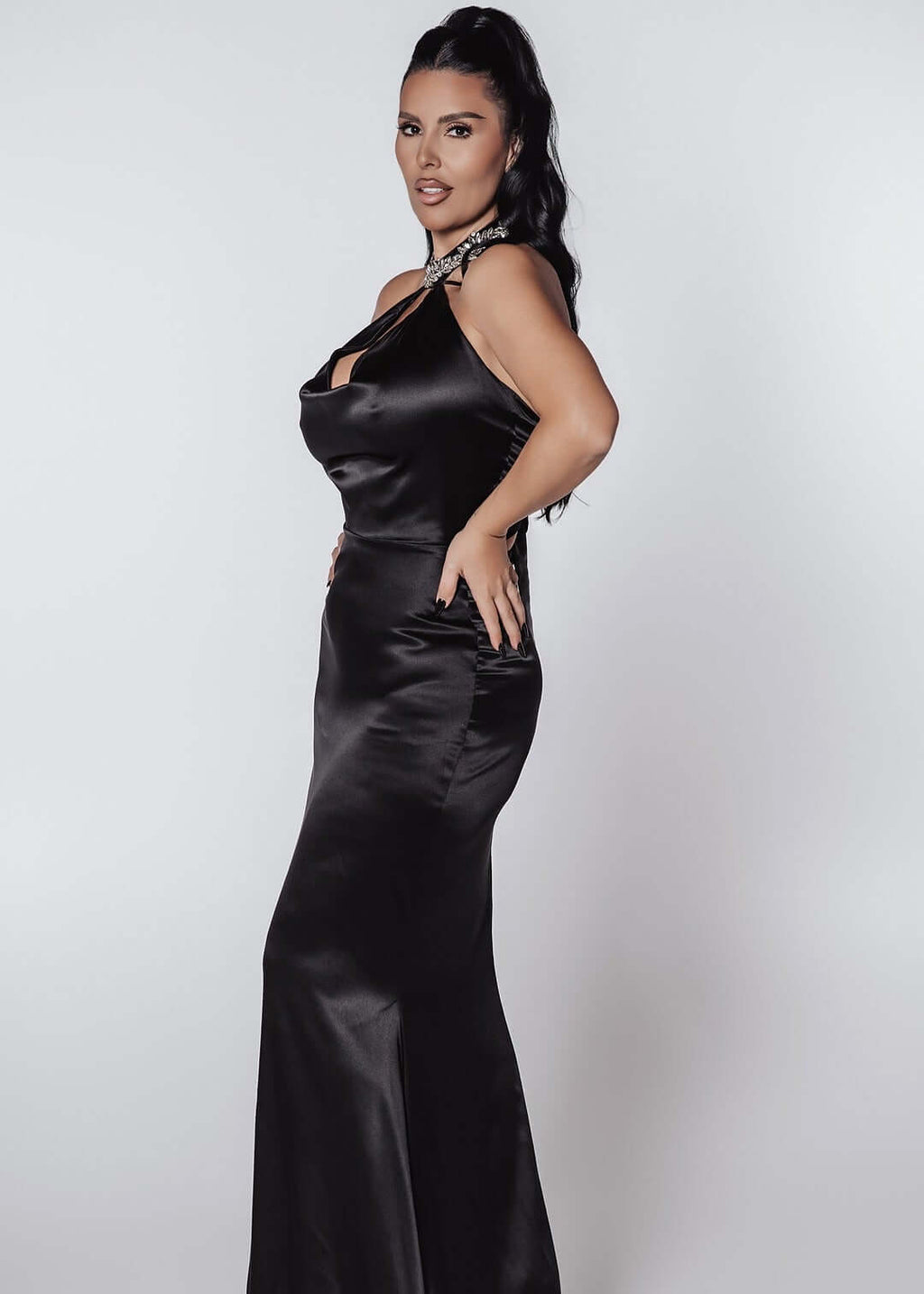 Rochie Bling Enchant din satin mătase elastic negru, lungă, cu guler bijuterie decorat cu cristale, croială elegantă de seară