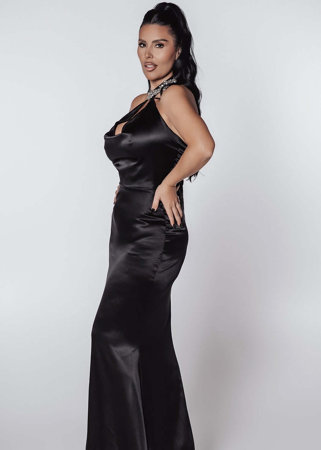 Rochie Bling Enchant din satin mătase elastic negru, lungă, cu guler bijuterie decorat cu cristale, croială elegantă de seară