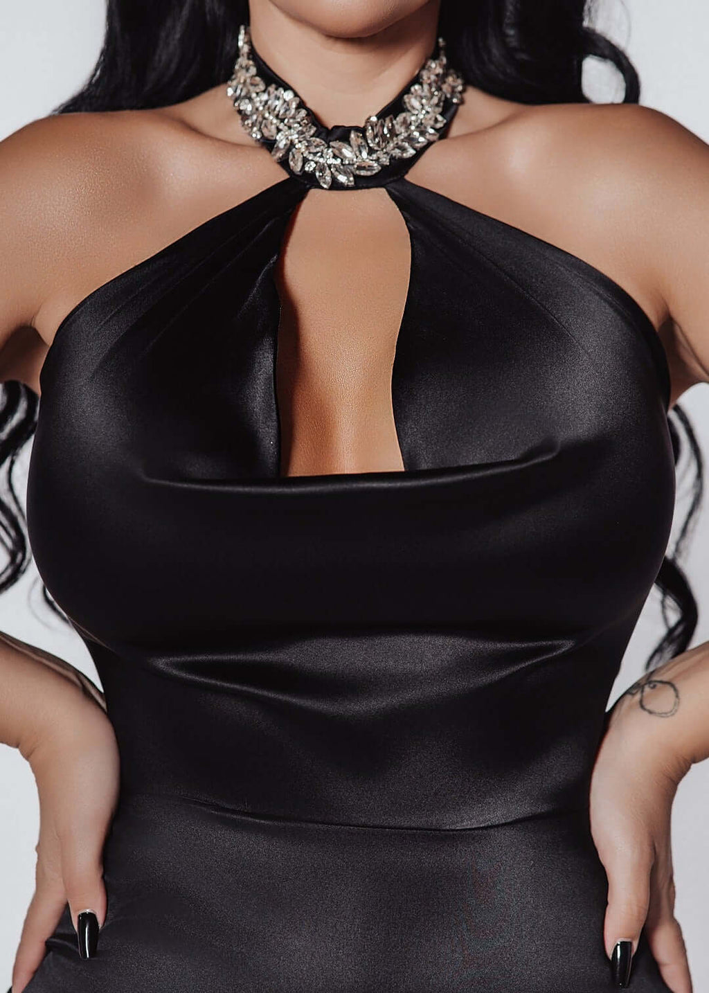 Rochie Bling Enchant din satin de tip mătase, neagră, cu guler bijuterie decorat cu cristale strălucitoare