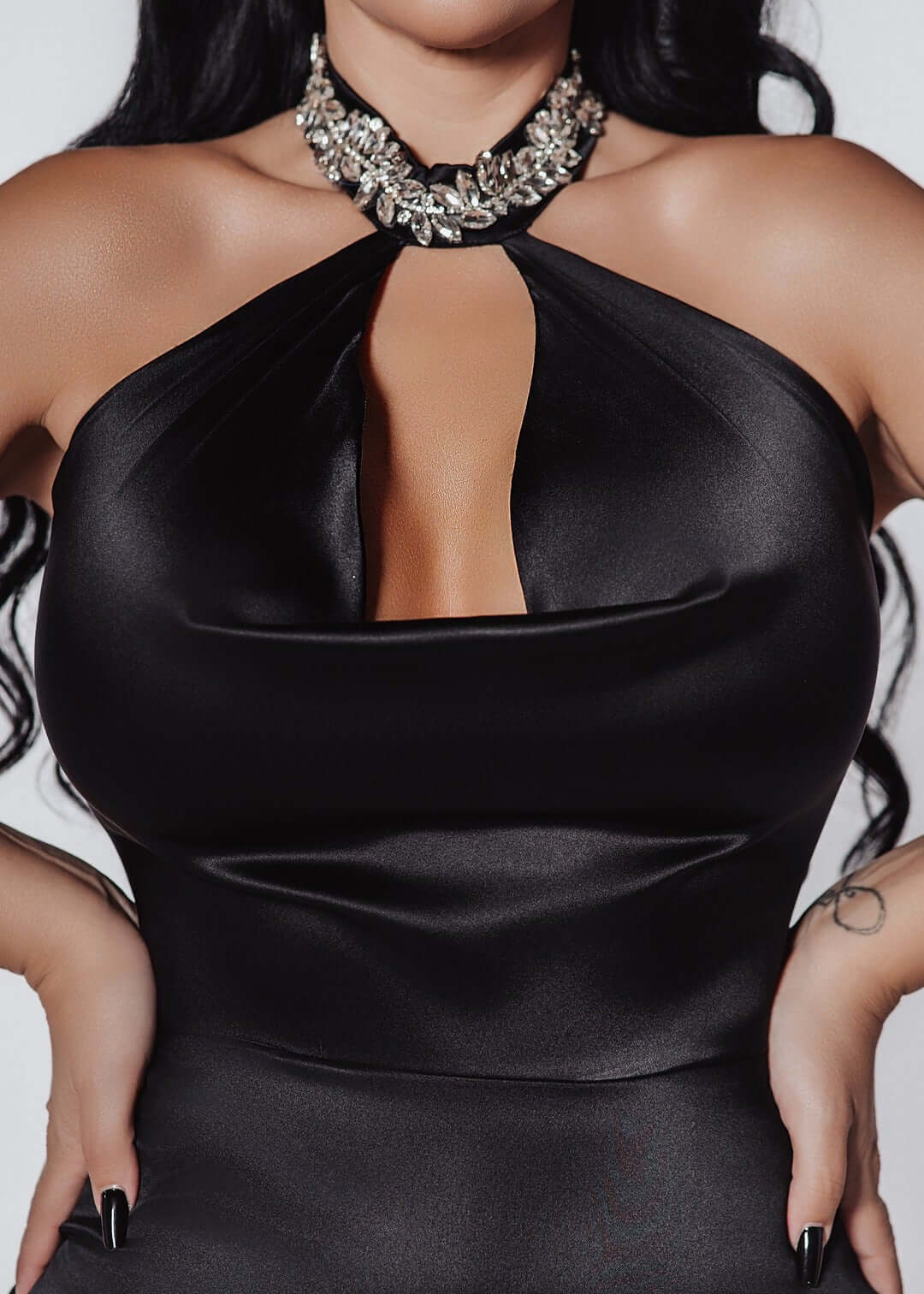 Rochie Bling Enchant din satin de tip mătase, neagră, cu guler bijuterie decorat cu cristale strălucitoare