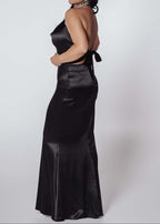 Rochie Bling Enchant din satin mătase elastic, neagră, spate gol și guler bijuterie cu cristale, vedere laterală