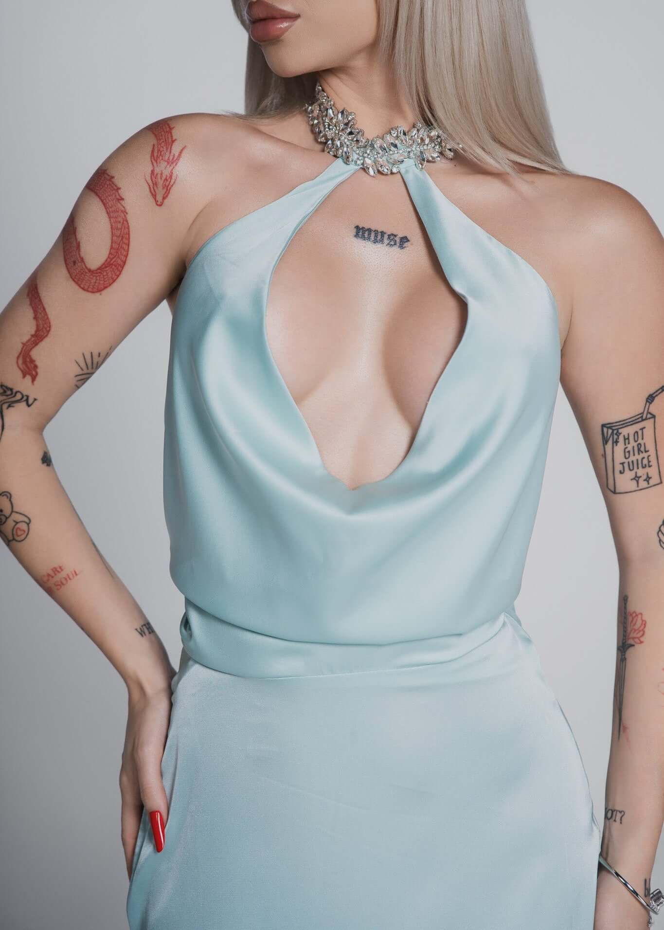 Rochie Bling Enchant din satin de matase bleu, decolteu adânc și guler bijuterie decorat cu cristale strălucitoare