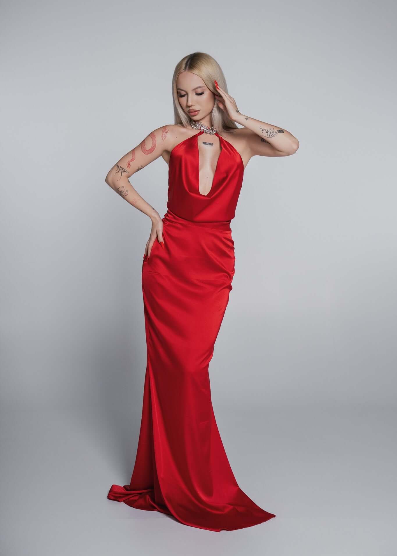 Rochie Bling Enchant din satin de matase elastic roșu cu guler bijuterie decorat cu cristale, rochie de seară elegantă