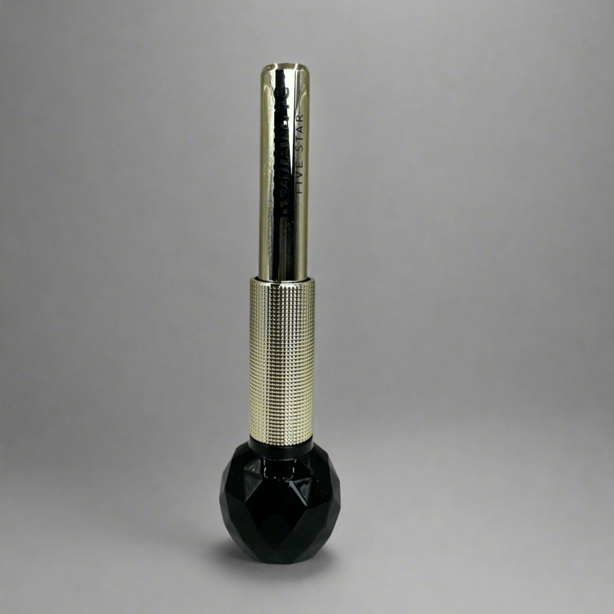 Eyeliner lichid negru cu ambalaj elegant rezistent, pigment intens, pentru ochi definitorii pe parcursul întregii zile.