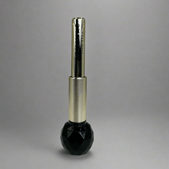 Eyeliner lichid negru cu ambalaj elegant rezistent, pigment intens, pentru ochi definitorii pe parcursul întregii zile.
