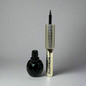 Eyeliner lichid negru Romantic, design elegant, ideal pentru machiaj rezistent și aplicare ușoară.