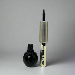 Eyeliner lichid negru Romantic, design elegant, ideal pentru machiaj rezistent și aplicare ușoară.