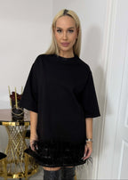 Tricou tip rochie cu pene SIA Feather Love, piesă statement minimalistă pentru apariții memorabile.