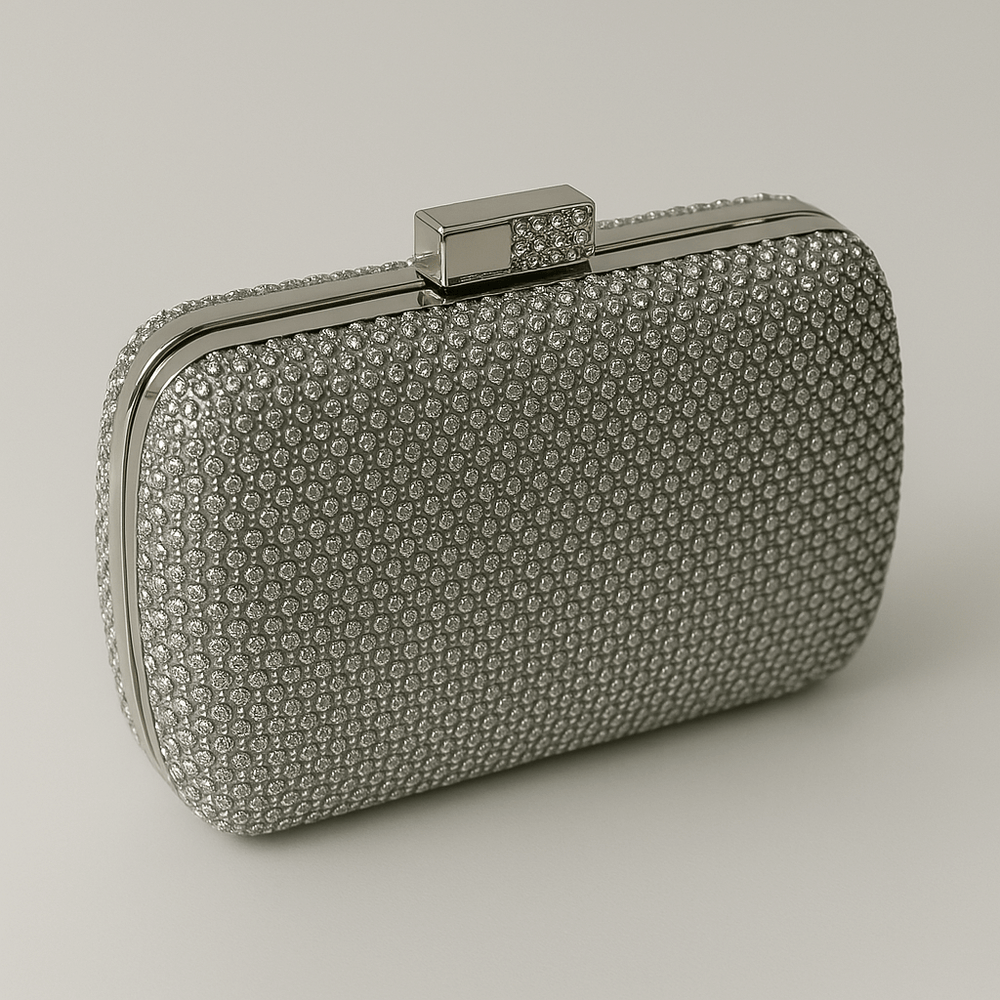 Geanta clutch argintie cu cristale și închizătoare pătrat decorată, lanț detașabil, ideală pentru ținute elegante și strălucitoare.