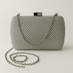 Geanta clutch argintie cu cristale și lanț detașabil, design elegant și sofisticat, perfectă pentru ocazii speciale.