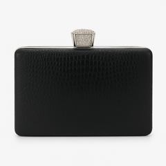 Geanta clutch neagră elegantă cu detalii argintii și textură rafinată, perfectă pentru ținute glam și minimaliste.