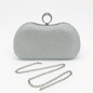 Clutch argintiu cu cristale multicolore și lanț, închizătoare tip inel, perfect pentru evenimente elegante.