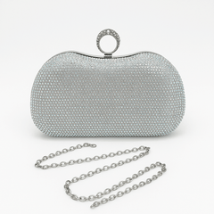 Clutch argintiu cu cristale multicolore și lanț, închizătoare tip inel, perfect pentru evenimente elegante.