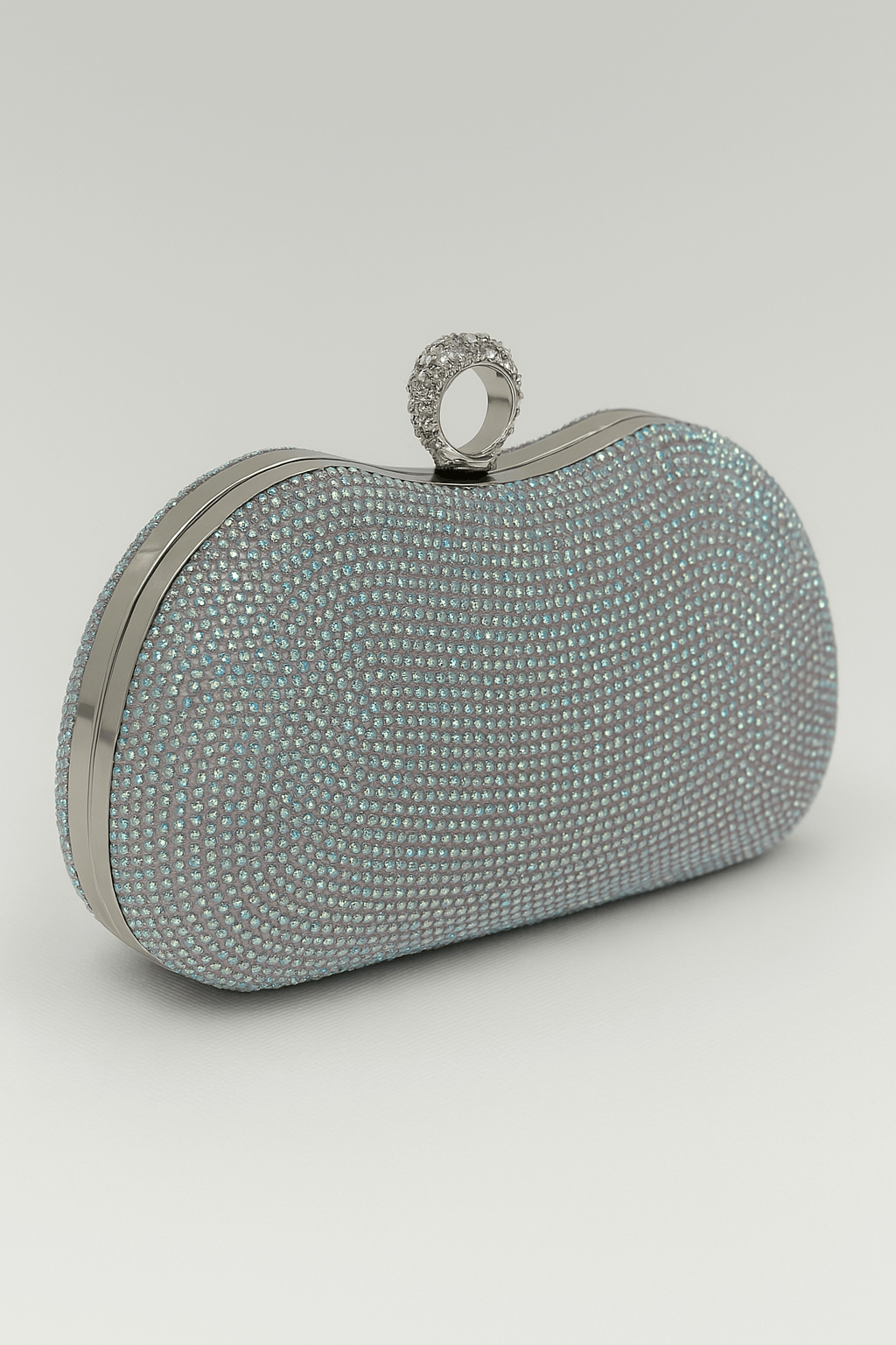 Geanta clutch Silver Glam din cristale multicolore cu inchizatoare inel stralucitoare, ideala pentru evenimente speciale.