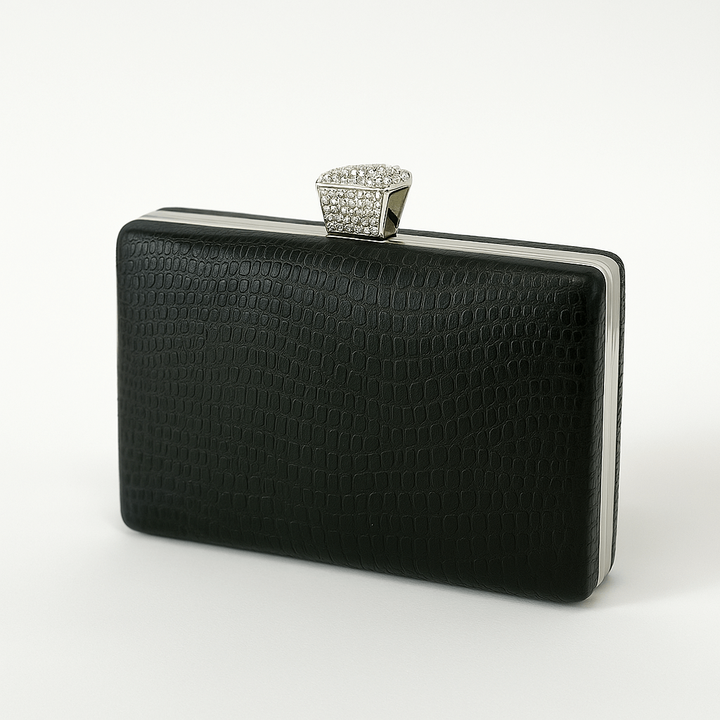Geantă clutch neagră elegantă cu detalii argintii, textură rafinată și închizătoare bijuterie, perfectă pentru ținute glam.