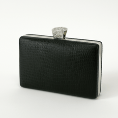 Geantă clutch neagră elegantă cu detalii argintii, textură rafinată și închizătoare bijuterie, perfectă pentru ținute glam.
