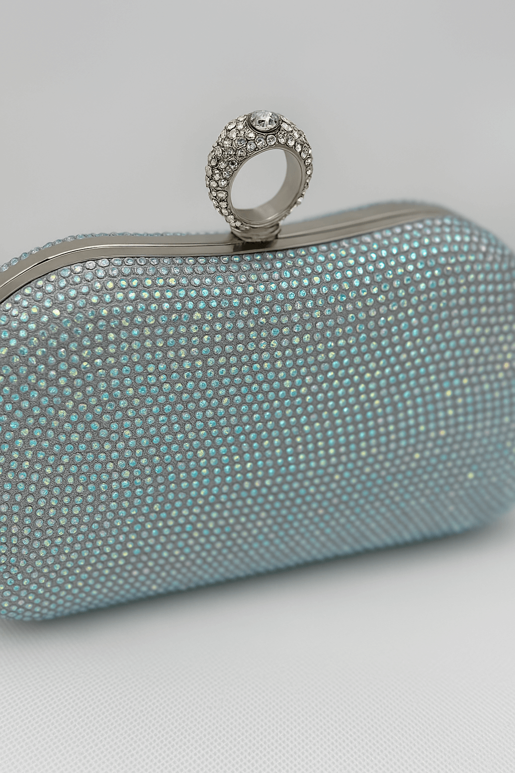 Geanta clutch argintie cu cristale multicolore și închizătoare tip inel, ideală pentru evenimente speciale, gală sau nuntă.