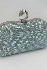 Geanta clutch argintie cu cristale multicolore și închizătoare tip inel, ideală pentru evenimente speciale, gală sau nuntă.