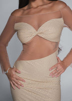 Rochie bej mulată cu tull transparent nude și cristale fine, decolteu bardot și croială elegantă pentru evenimente speciale