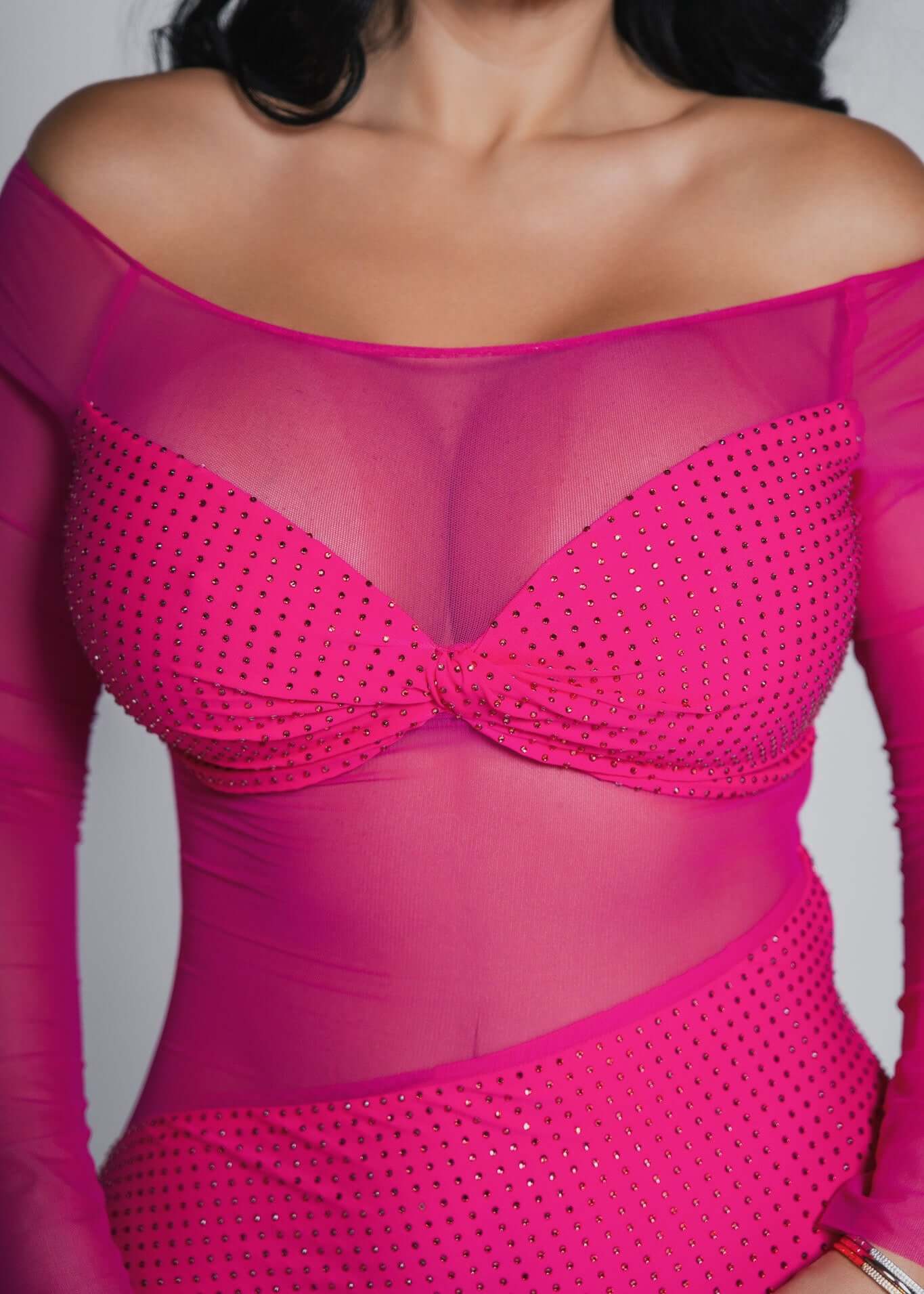 Rochie fucsia tip body, lycra cu cristale strălucitoare și decolteu bardot, ideală pentru ținute de seară glam