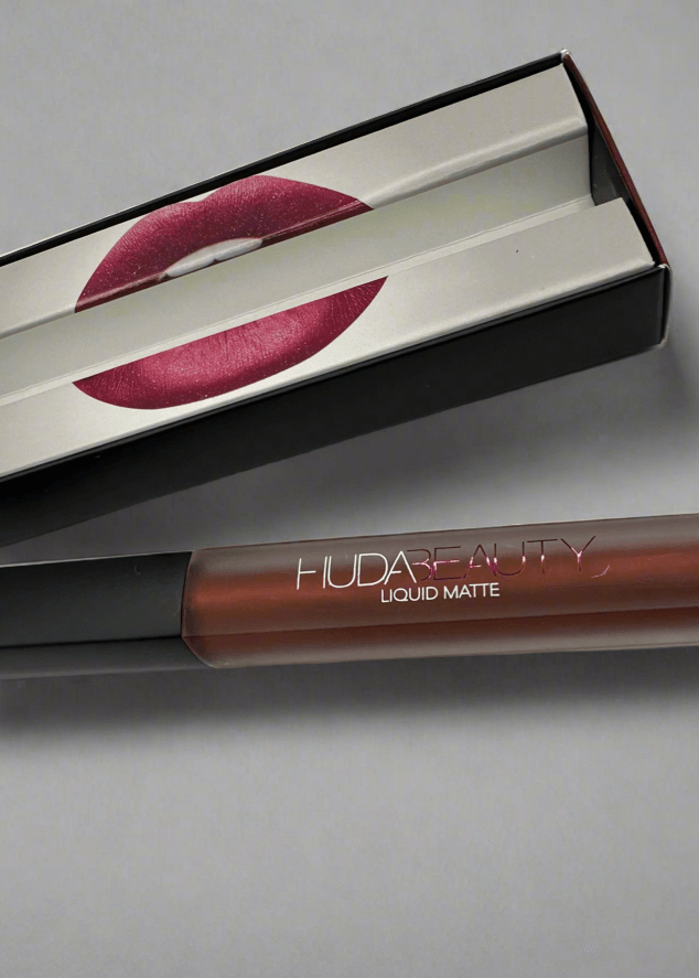 Huda Beauty Liquid Matte Lipstick - Ruj Mat Lichid de Lungă Durată Sia House pentru femei elegante