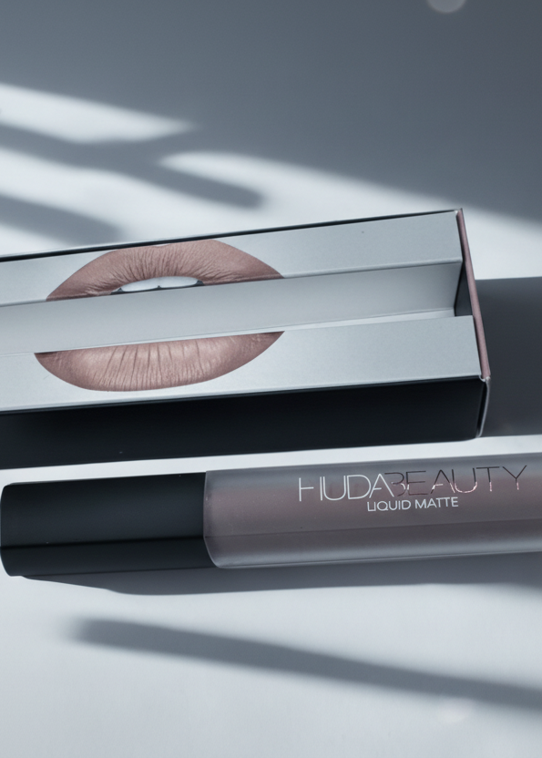 Huda Beauty Liquid Matte Lipstick - Ruj Mat Lichid de Lungă Durată Sia House pentru femei elegante