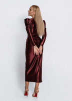 Rochie LUNEVA midi din lycra premium dens, vișinie, cu umeri structurați și look spectaculos, văzută din spate